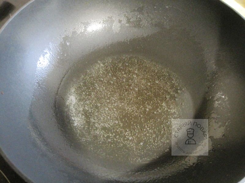 Масло разогреваем до появления внутри него пузырьков