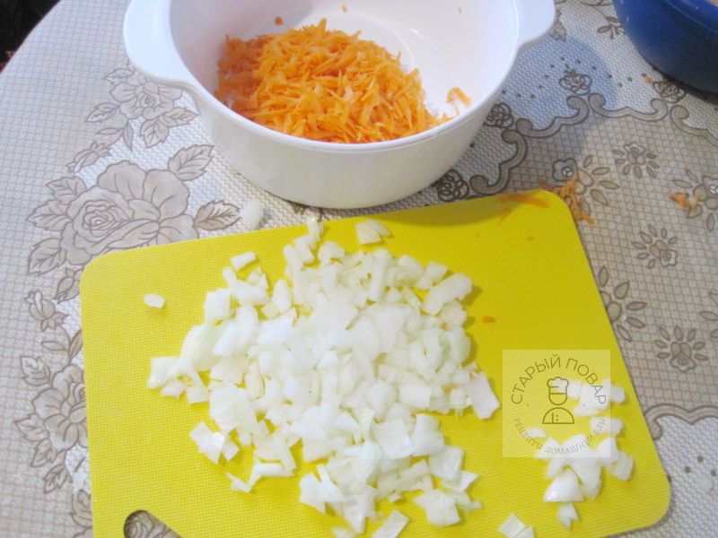 Лук мелко нарезать