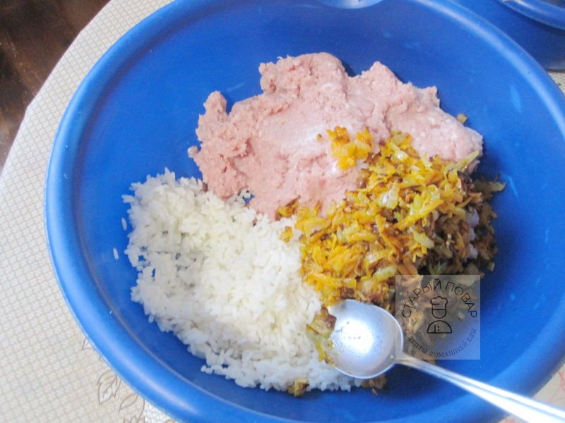К фаршу добавляем рис и обжаренный лук с морковьюю