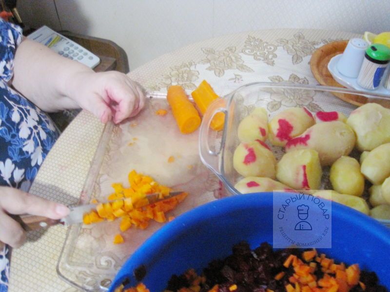 Режем морковь и свеклу кубиком