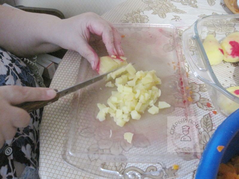 Картофель нарезать кубиком