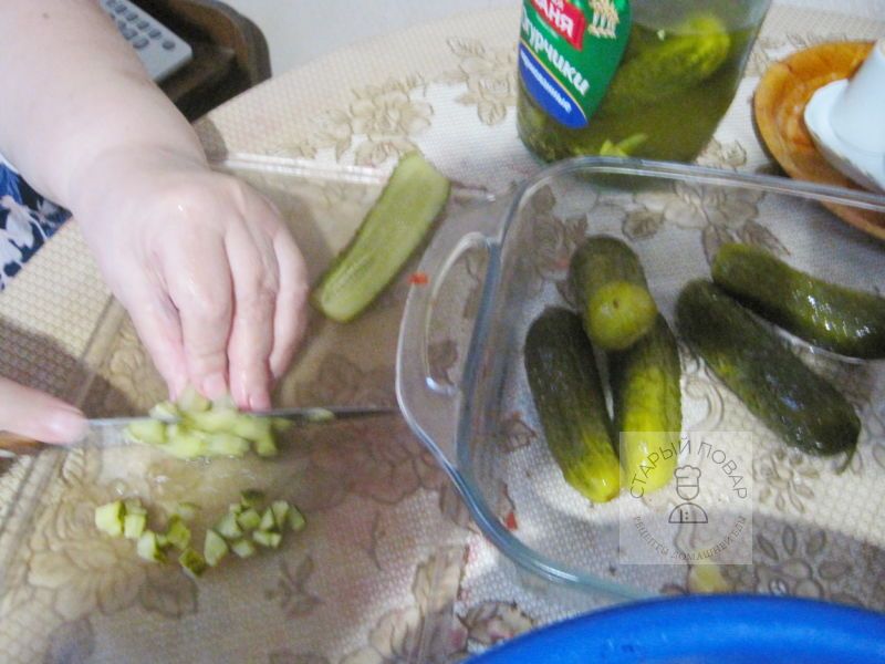 нарезать соленые огурцы кубиком