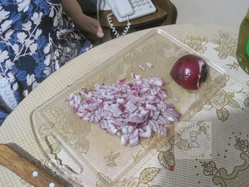 Нарезаем лук