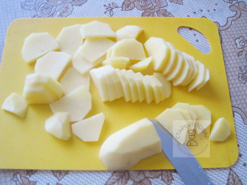 Нарезать картофель на пластины