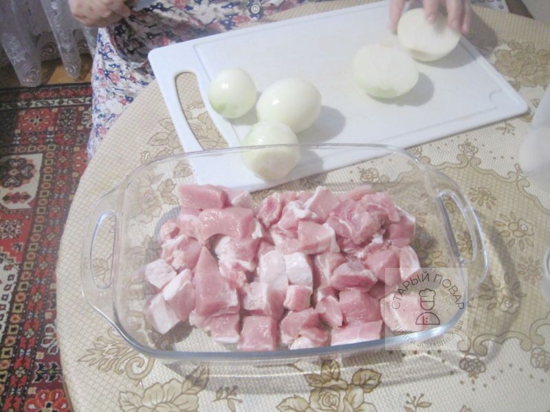 Мясо нарезаем на куски
