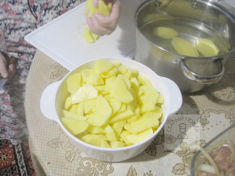 Картофель моем, чистим и нарезаем на пластины