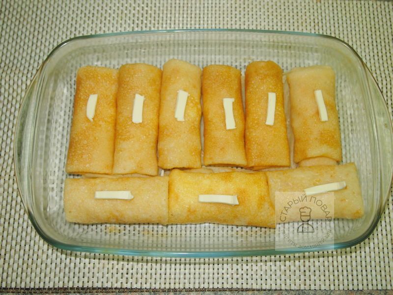 На каждый блинчик кладем кусочек масла