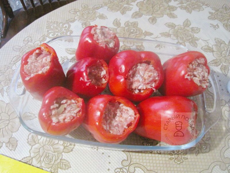 Перцы фаршируем смесью фарша, риса и лука