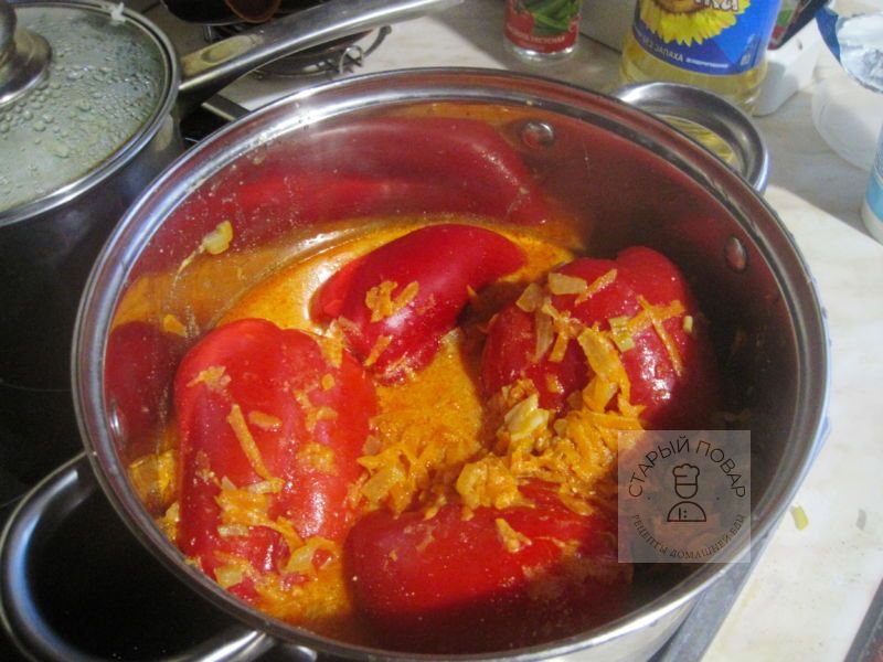 Заливаем соусом перцы в кастрюле