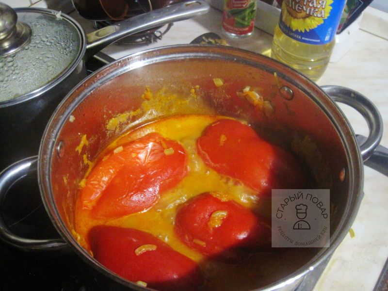 Перцы готовятся в кастрюле на плите