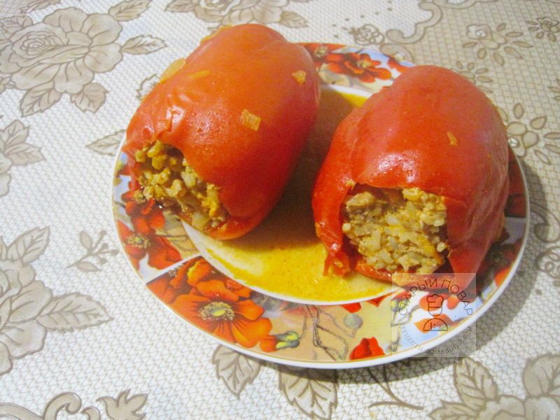 Фаршированные перцы с фаршем и рисом готовы