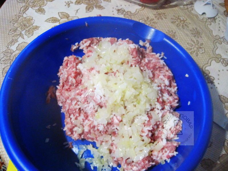 Перемешать фарш с рисом и луком