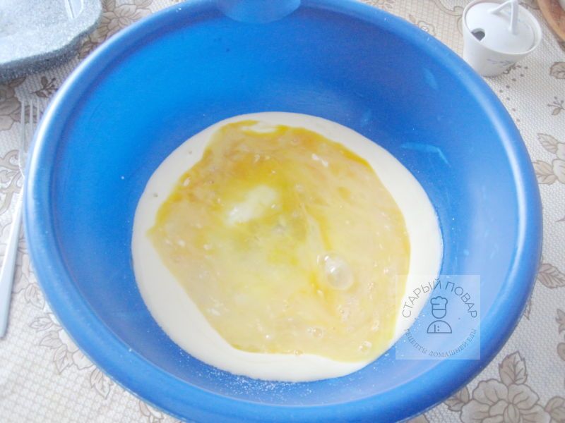 Сюда же добавил яичную смесь из чашки