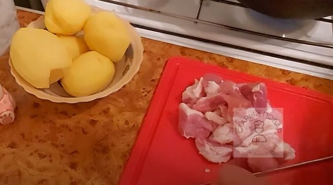 мясо нарезаем на куски