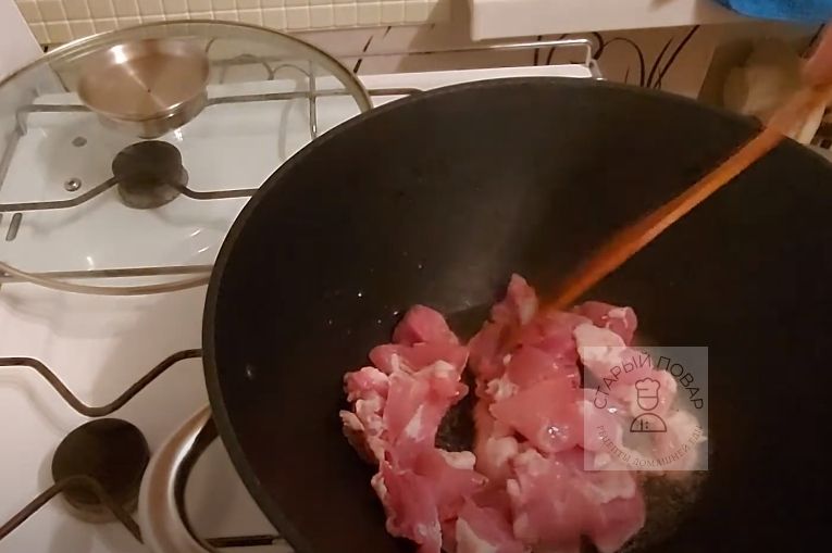 Мясо хорошо обжариваем