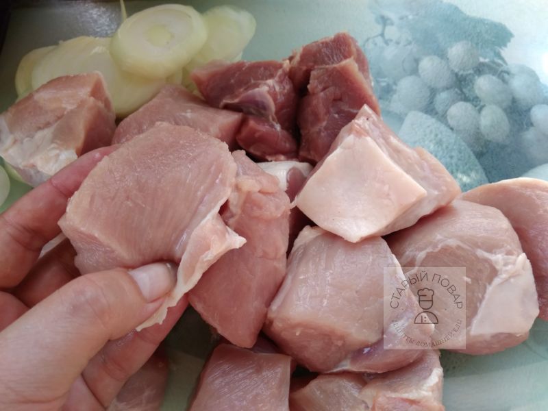 Мясо нарезать на куски