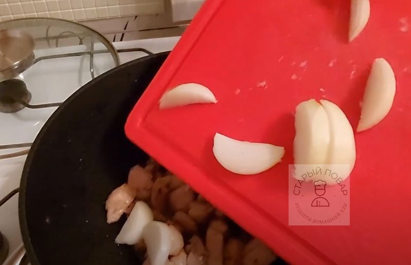 Добавляем в сковороду с мясом картофель