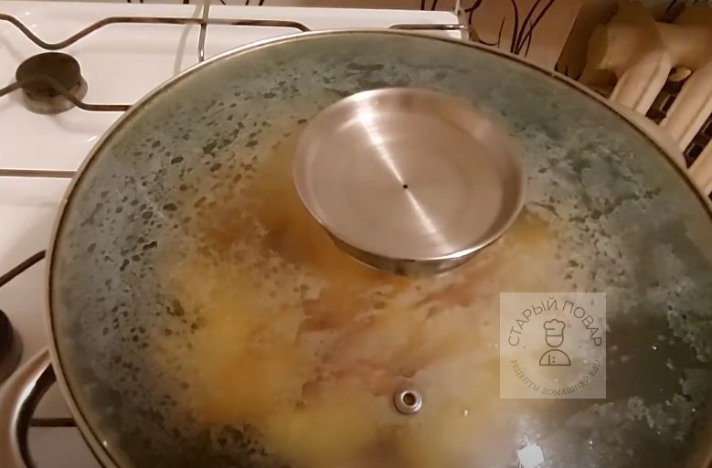 Накрываем сковороду крышкой