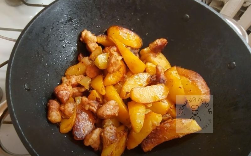 Жареная картошка с мясом на сковороде ВОК
