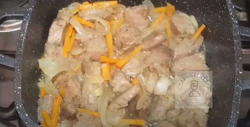 Добавляем к мясу лук и затем морковь
