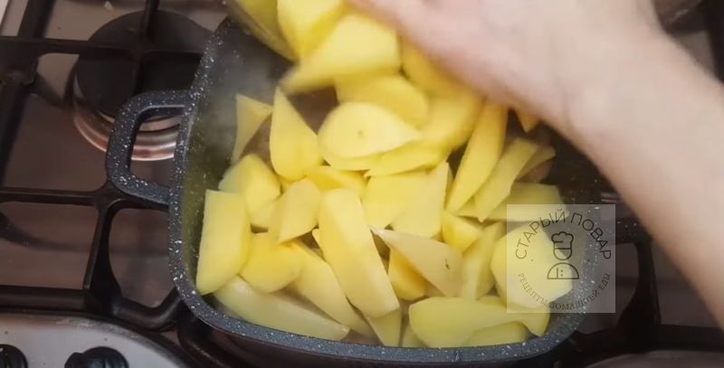 Добавляем нарезанный дольками картофель