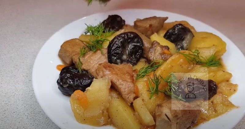 Готовая тушеная картошка с мясом и черносливом
