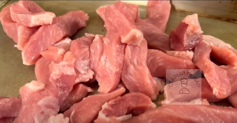 Мясо нарезать на полоски