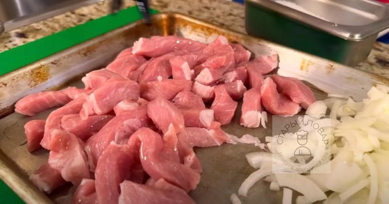 Нарезанные мясо и лук выкладываем на противень