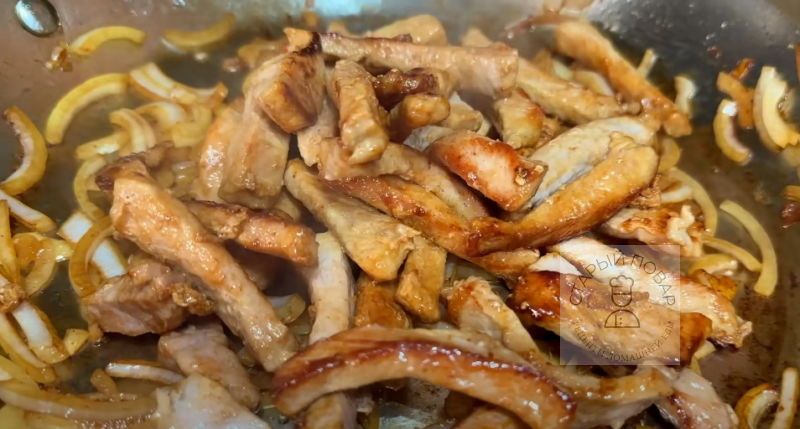 Мясо обжариваем