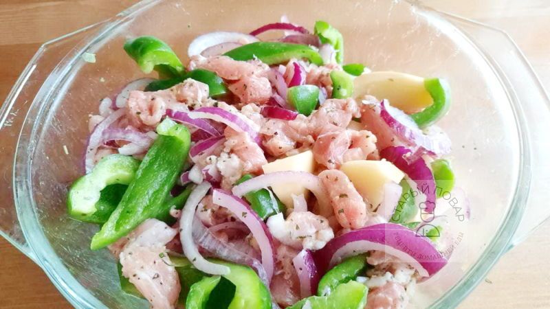 Овощи перекладываем к мясу