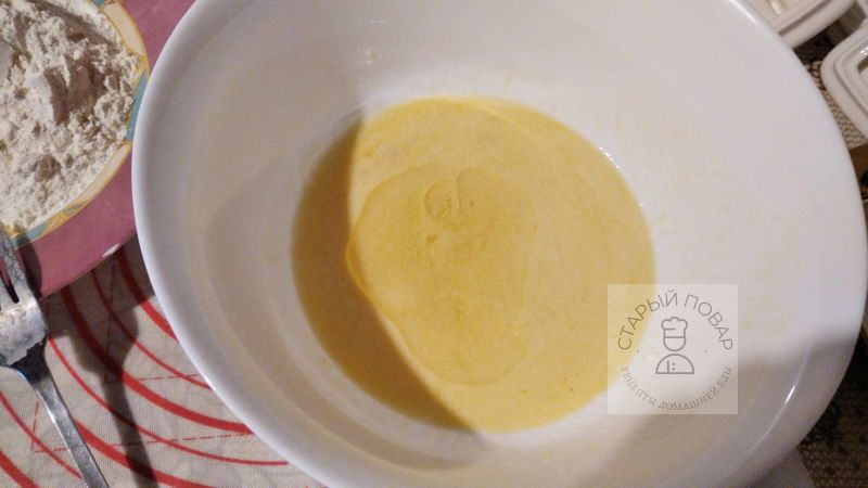 В миску выливаем кефир, добавляем яйца, соль, масло