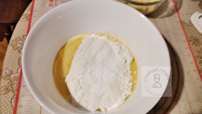 Высыпаем муку и разрыхлитель