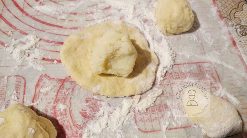 Выкладываем шарик из картофельной начинки на середину лепешки из теста