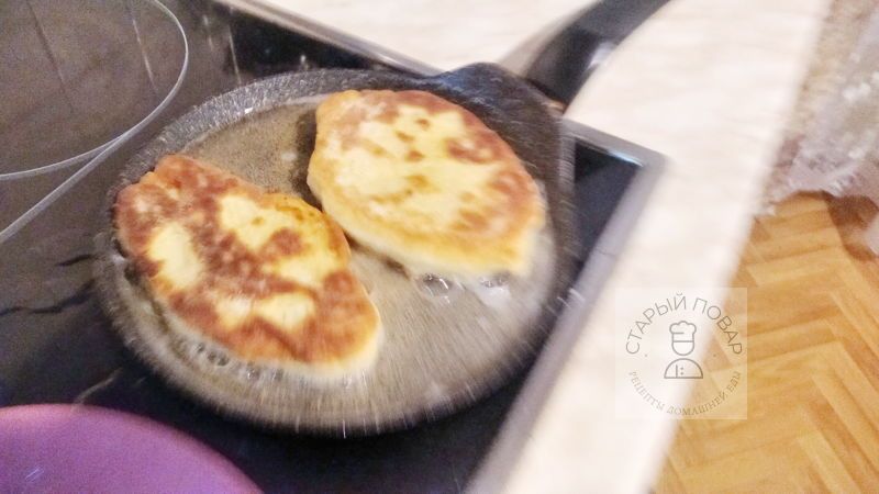 Разогреваем сковородуи обжариваем пирожки с двух сторон