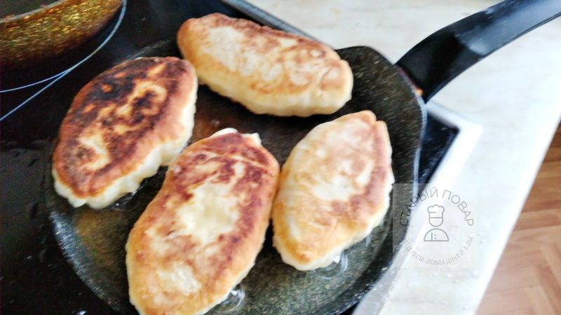 Обжариваем пирожки с двух сторон