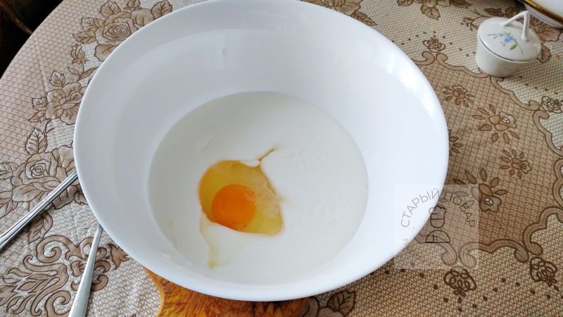 В миску выливаем кефир и добавляем яйцо, соль, сахар и масло.