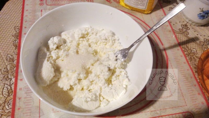 Творог размять и добавить сахар