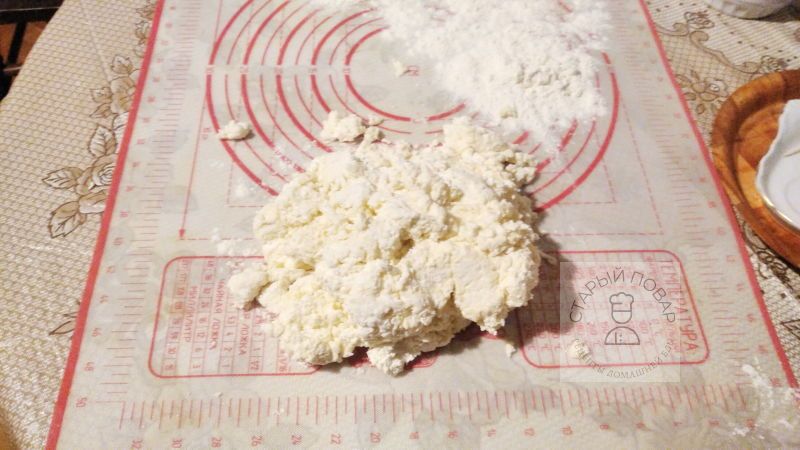 Добавить муку и замешать творожное тесто