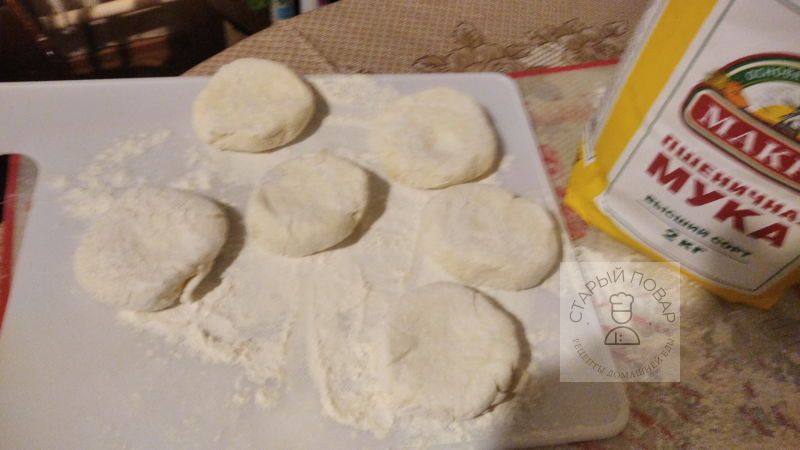 Формируем сырники из творога