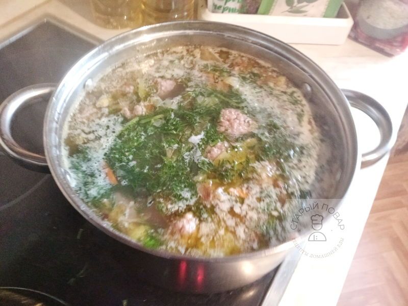 Добавляем лавровый лист, перец, сухой и свежий укроп и соль.