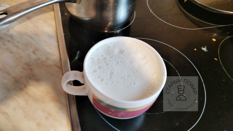 Долить в чашку с молоком горячей воды