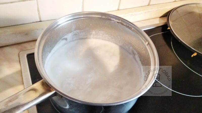 Заливаем рис водой с молоком и доводим до кипения