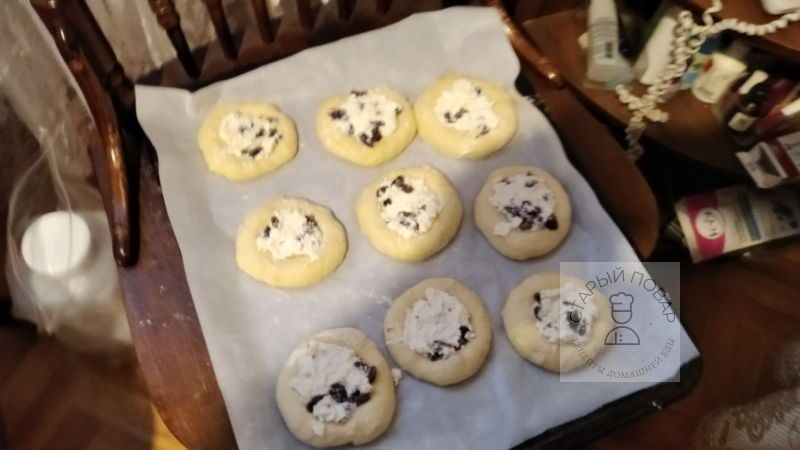 В лунки добавляем творог с изюмом