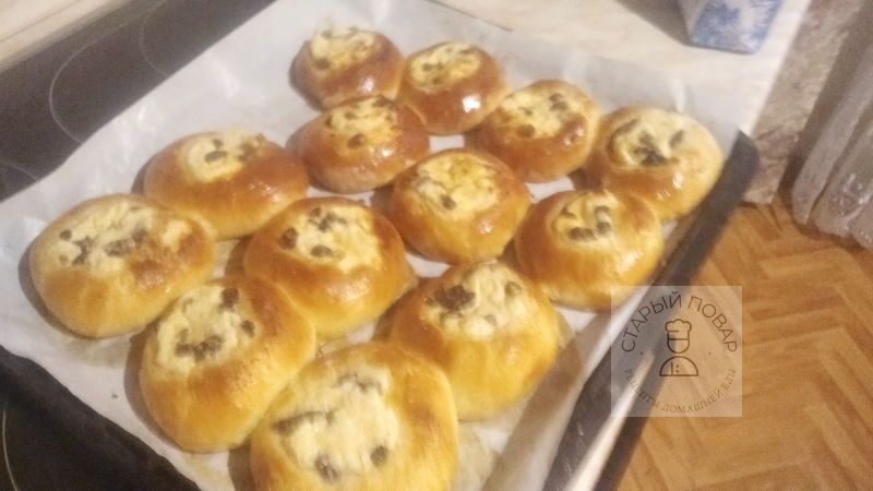 Вынимаем готовые ватрушки с творогом и изюмом