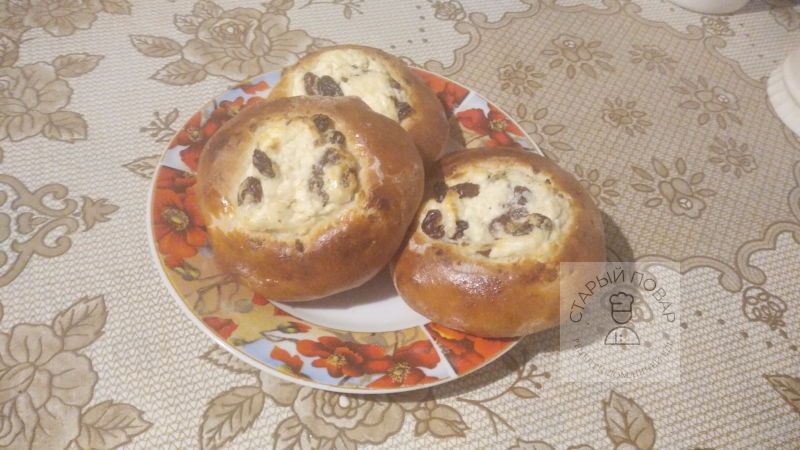 Ватрушки с творогом и изюмом