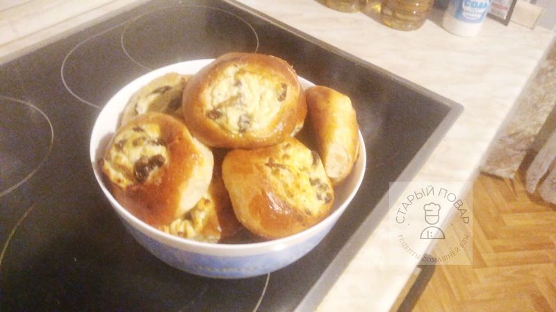Готовые ватрушки перекладываем в большую миску