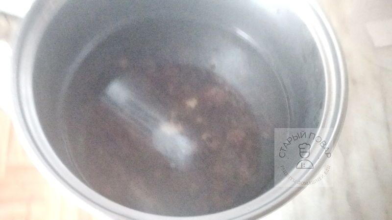 Заливаем кипятком изюм