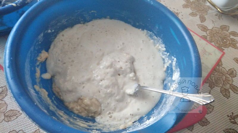 Смешиваем опару с мукой, яйцом и жиром