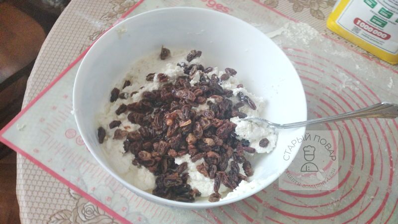 Смешиваем творог с изюмом