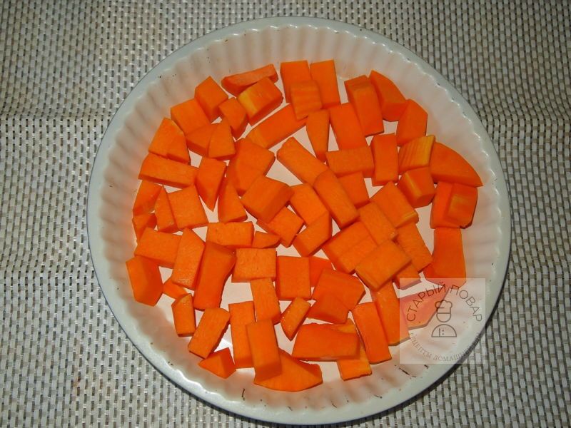 Выкладываем кусочки тыквы